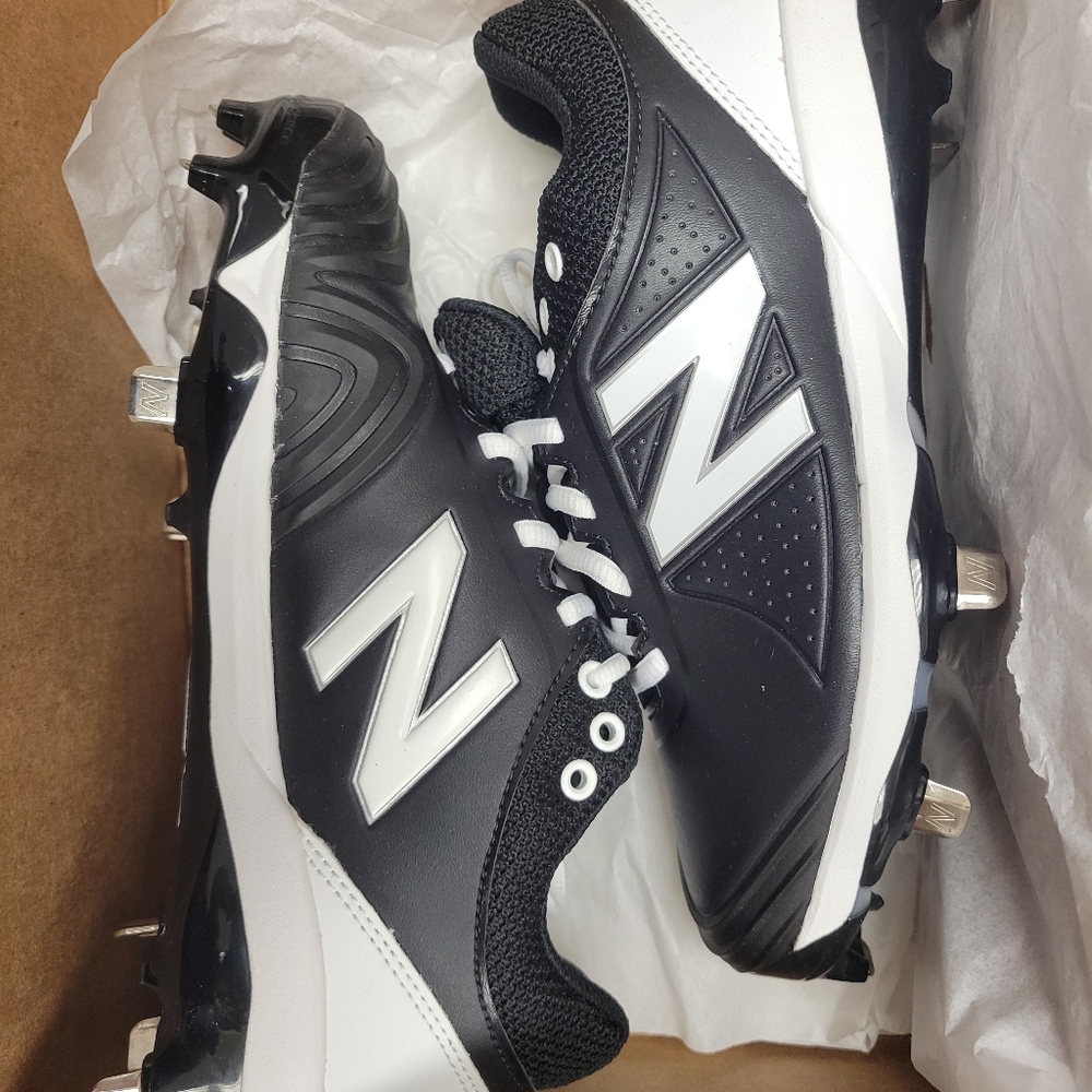 NWOT New Balance Women's Fuse V2 Metal Softball Shoe/ Cleats - Size 7